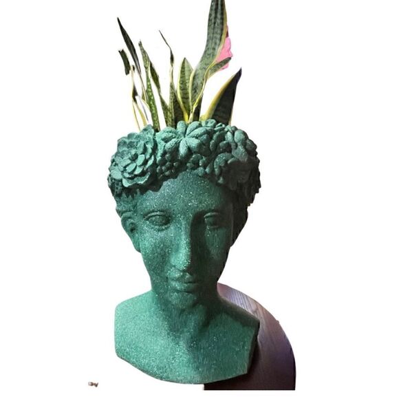 19" LADY WITH DAISIES PLANTER - Poly resin material in Green. - Picture 6 of 14